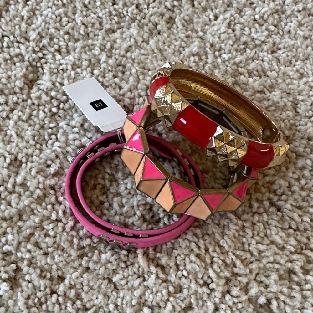 Stylish pink and red bracelet set